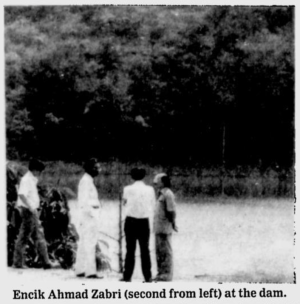 Encik Ahmad Zabri (second from left) at the dam.