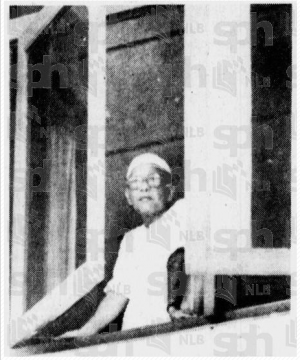 Datuk Harun sedang berdiri dekat tingkap di rumahnya sambil menumpukan perhatiannya ke arah orangramai di luar.