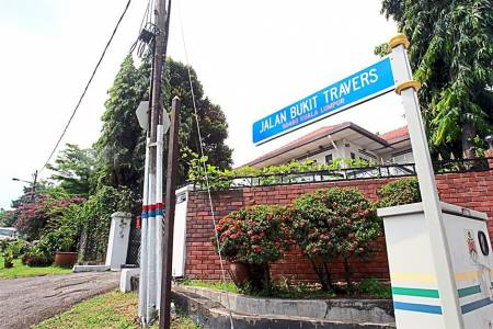 Lorong Travers and Jalan Bukit Travers try to retain some extent of tranquility behind the busy Jalan Travers. It is said that the streetscape of these two roads have remained unchanged for more than 40 years.