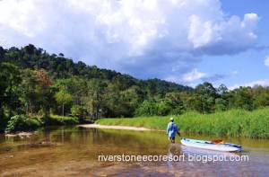 Pandangan dari muara Sungai Batu menghala ke Riverstone Eco Resort