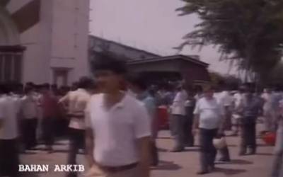 Curious members of the public gather outside Pudu Jail during the hostage situation of 1986. (National Archives footage)