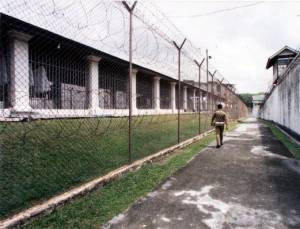 Warden membuat pemeriksaan di luar kawasan Penjara Pudu satu ketika dulu. - Foto NSTP