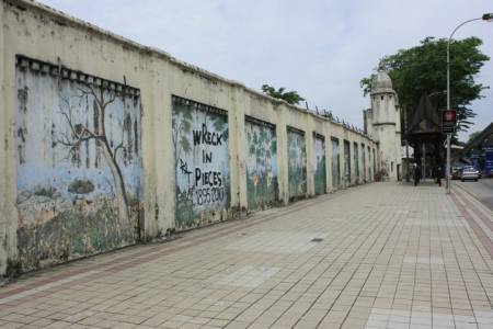 The wall said it all: “Wreck in Pieces 1895 -2010” (by Lee Swee Hui)