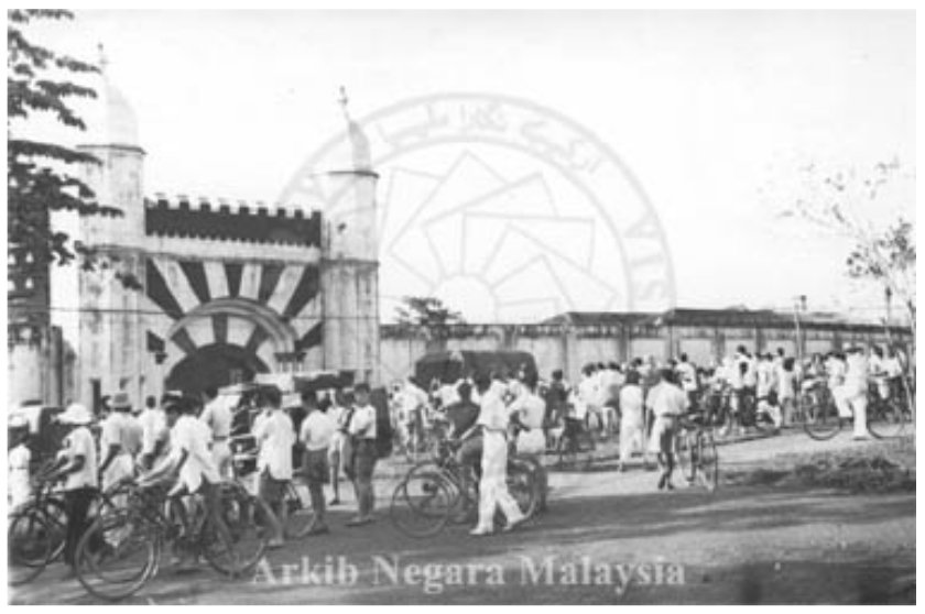 pudu-prison-1946-crowd.png